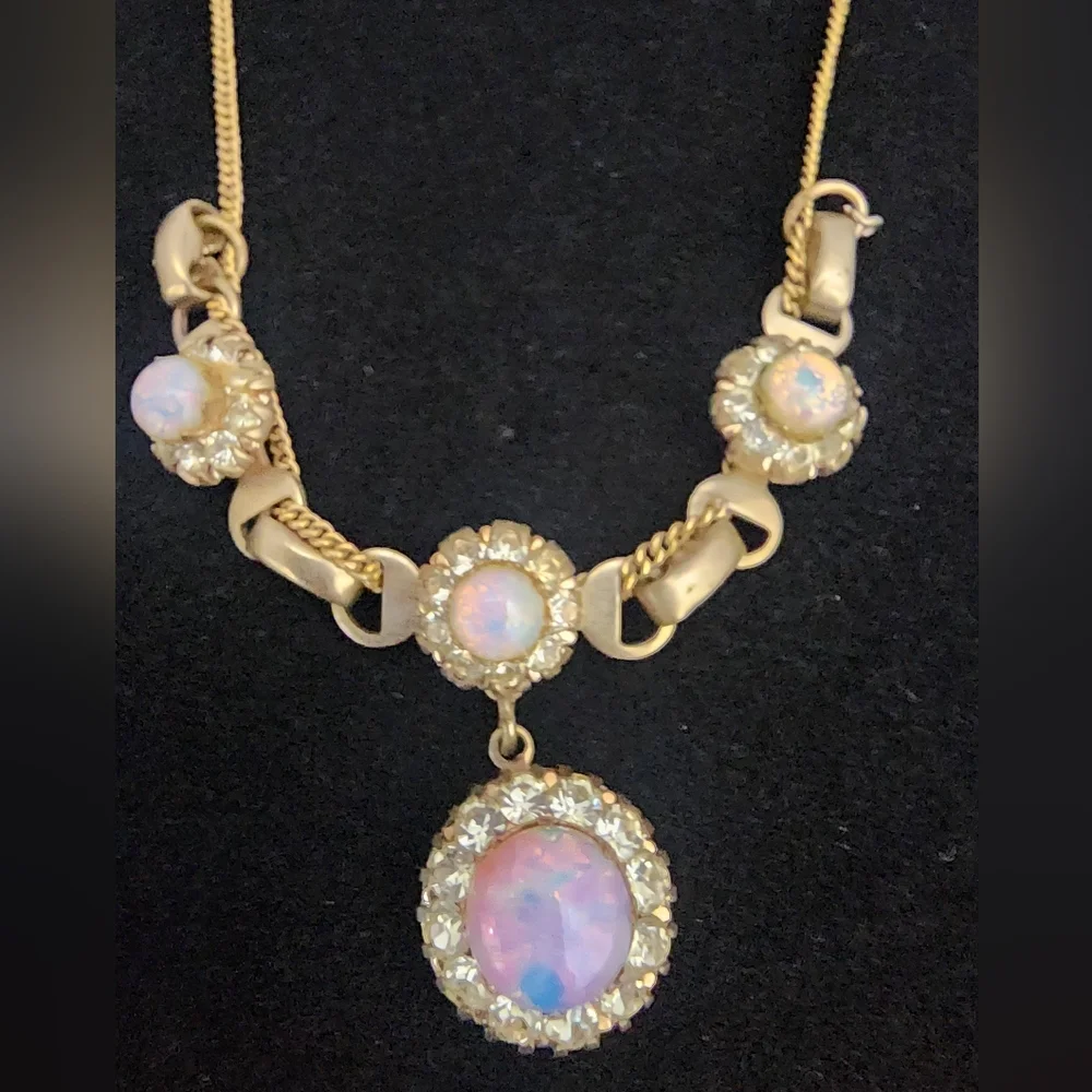 SE5 Elegant Gold Necklace with Light Purple Opal Accents